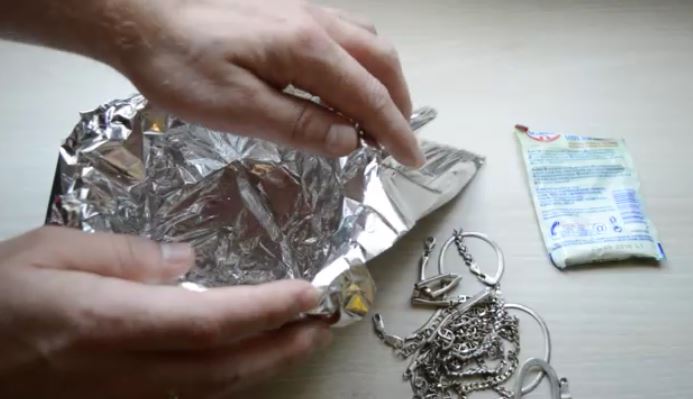 How To Clean Silver With Aluminum Foil And Baking Soda 1